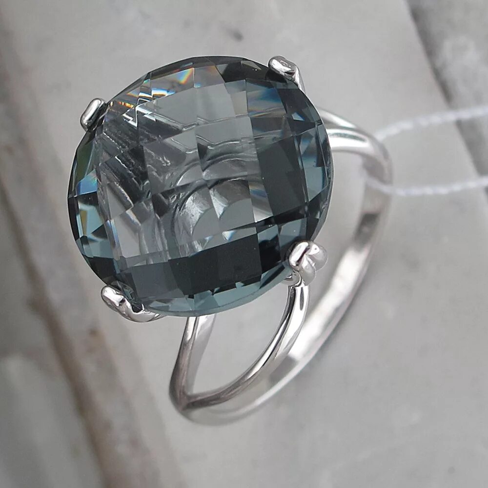 кольцо с прозрачным камнем. золотое кольцо с бериллом. кольцо с прозрачным камнем.