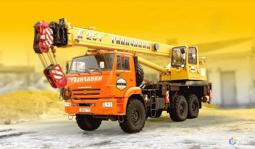 Аренда автокрана казань. Мкат-40. Автокран камаз галичанин 25 тонн. Маз 6303 автокран. Камаз xcmg кран.