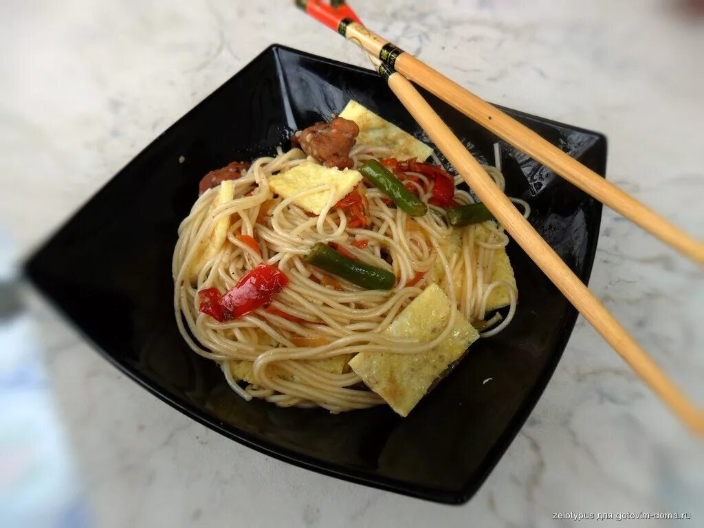 Лапша сомен. Лапша сомен с курицей овощами и омлетом. лапша сомен с курицей. омлет с лапшой. блюда из пшеничной лапши сомен.