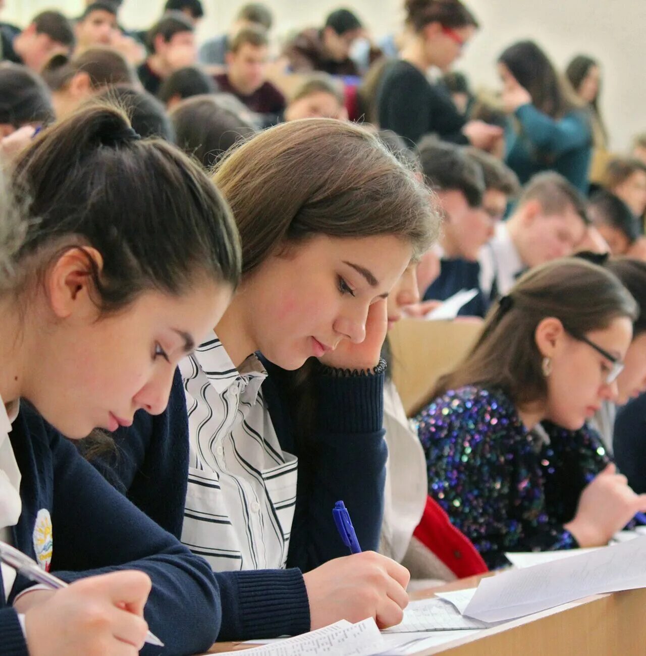 Студенты очной формы. Студенты в институте. студенты учатся. российские студенты. студенты после вуза.