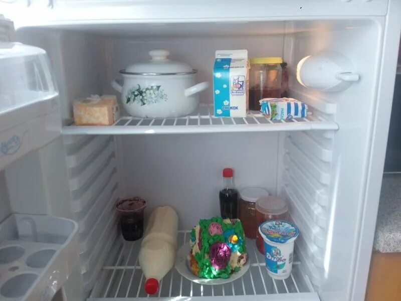 Пустой холодильник. Кастрюля в холодильнике. В холодильнике пусто. Холодильник пустой сохры. Наполненность холодильника.