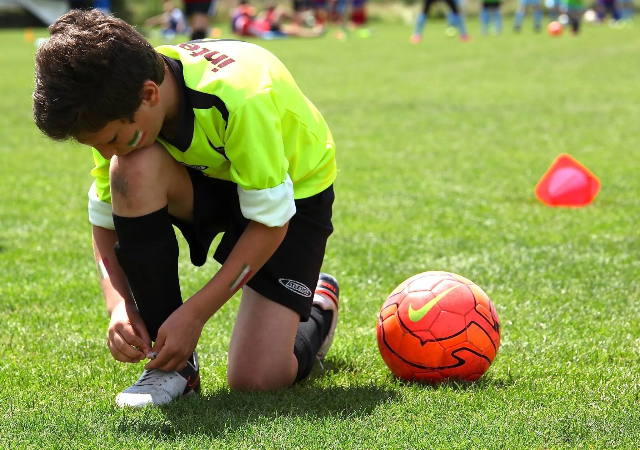 I can playing football. Мальчик с футбольным мячом. Мальчик на футбольном поле с мячом. Мяч "футбол". Спортивные игры с мячом.