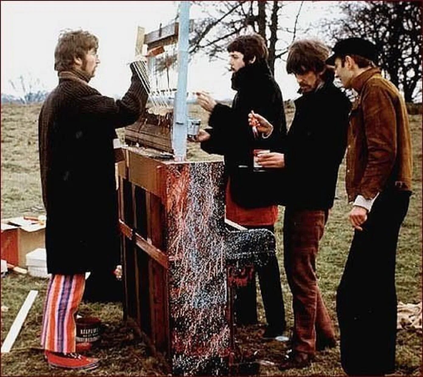 Strawberry fields forever the beatles. Битлз strawberry fields. beatles strawberry fields forever 1967. концерт битлз 1967. strawberry fields forever the beatles клип.
