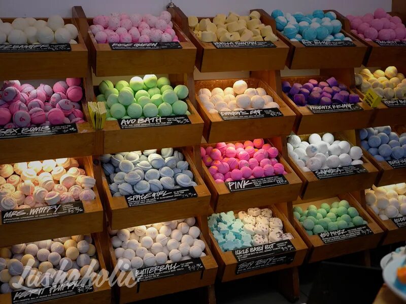 Магазин бомбочек для ванны. Бомбочки для ванны лаш. Lush бомбочки. Много бомбочек для ванны.