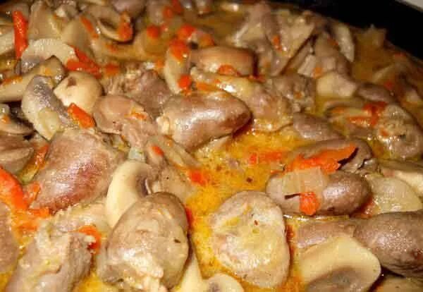Куриные сердца с морковью. Тушеные куриные сердечки. куриные сердечки с грибами. тушеные куриные сердечки с грибами. куриные сердечки с грибами в сметане.