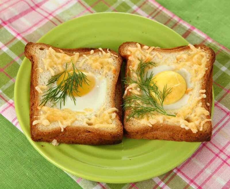 Блюда на завтрак быстро и вкусно рецепты. Яичница в хлебе. омлет с хлебом. глазунья в хлебе. завтрак яичница в хлебе.