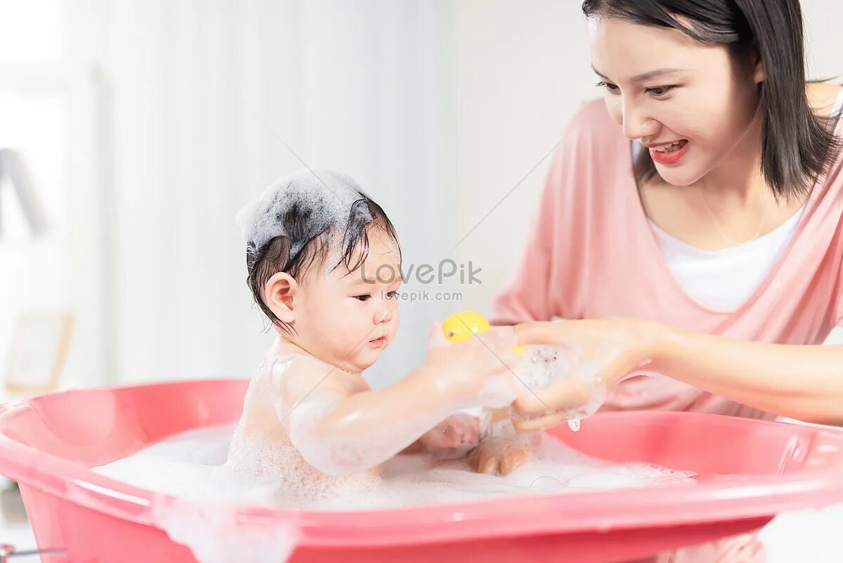Японская мама в ванне. Фотосессия мама и малыш в ванной. Мама купает ребенка. Жемчужные ванны с младенцем. Ванная для матери и ребенка.