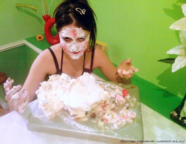 На днюхе девушку ткнули лицом в торт. Торт с лицом девушки. Измазанная в торте девочка. Фотосессия с тортом в лицо.