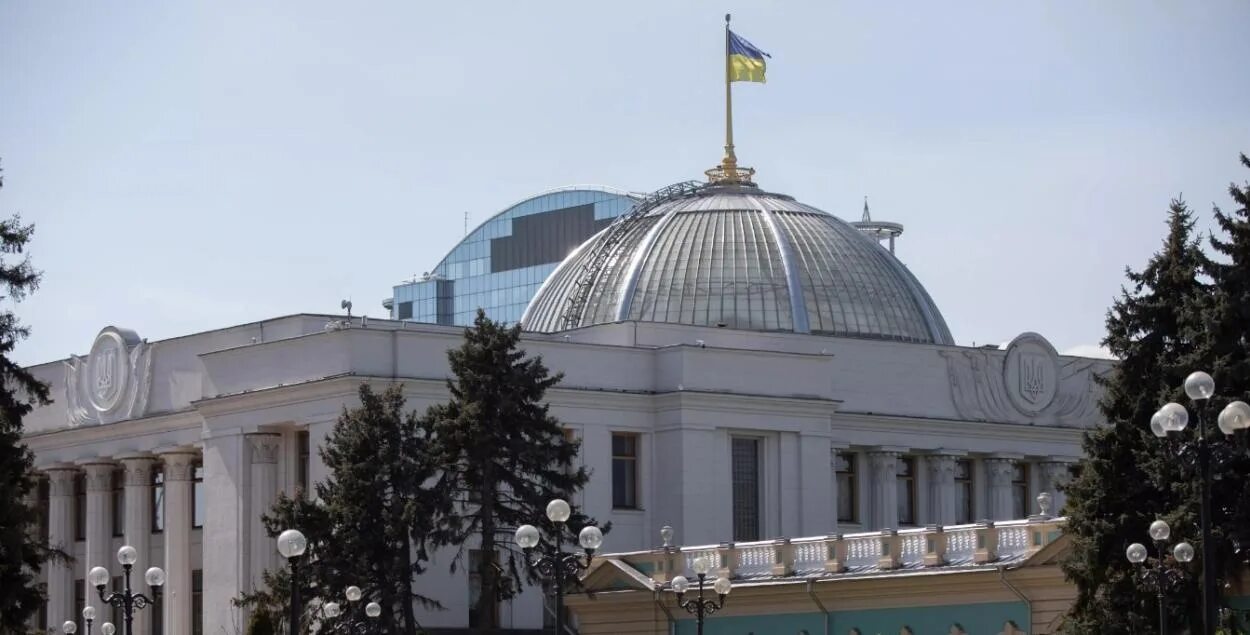 Верховная рада украины табличка. Здание верховной рады в киеве фото. Верховная рада здание. Рада украины здание. Рада украины здание.