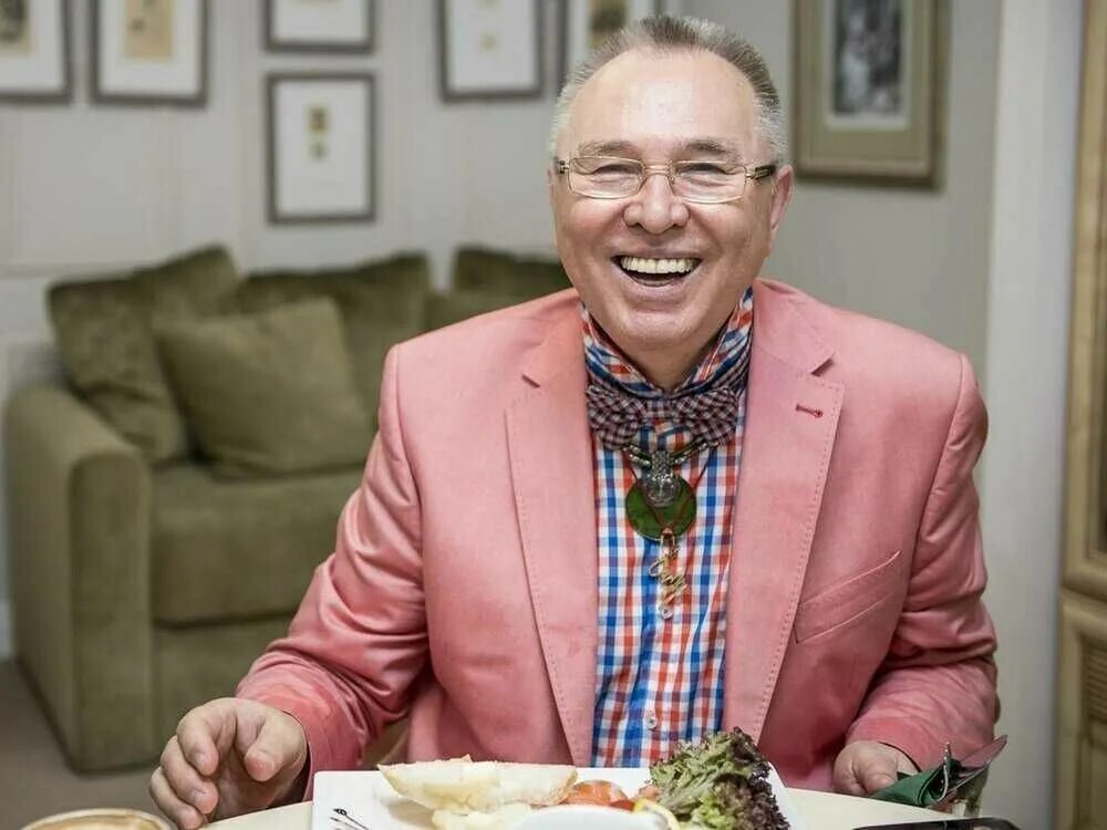 Вячеслав зайцев 2022. Слава зайцев 2021. Пьер карден модельер. Сколько лет модельеру. Вячеслав зайцев 2021.