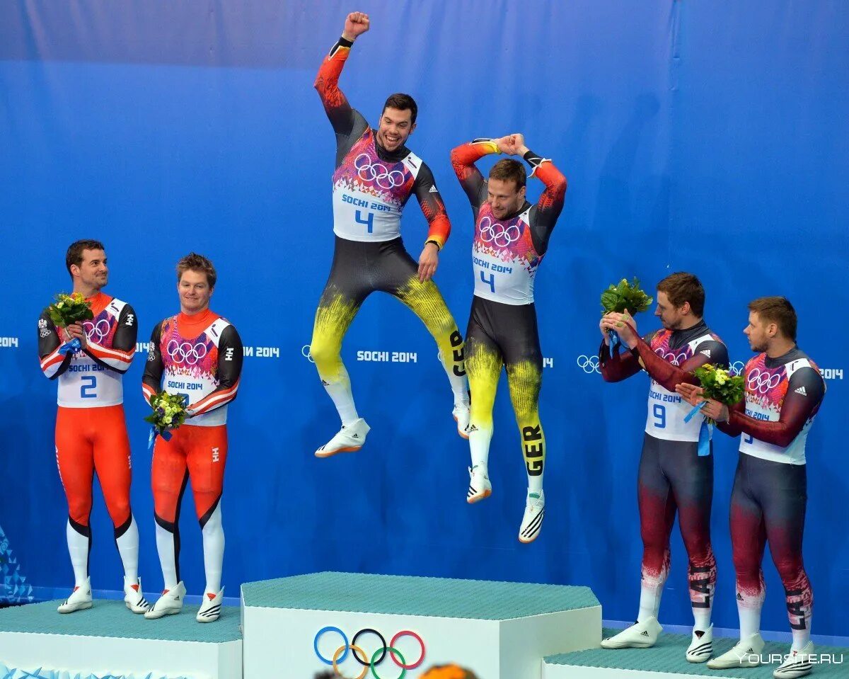 Спортсмены мок. Спортсмены в обнимку. Спортсмены олимпийских игр. Спортсмены мок. Мок это в спорте.