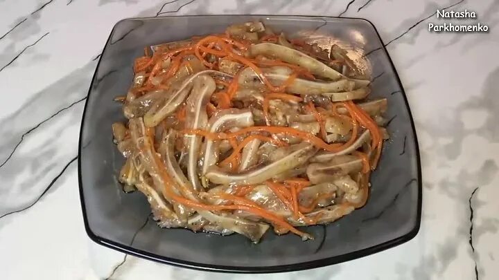 Хе из свиных ушей. Свиные уши по корейски. Хе из свиных ушей. Уши по корейски с морковью рецепт. Свиные уши по корейски.