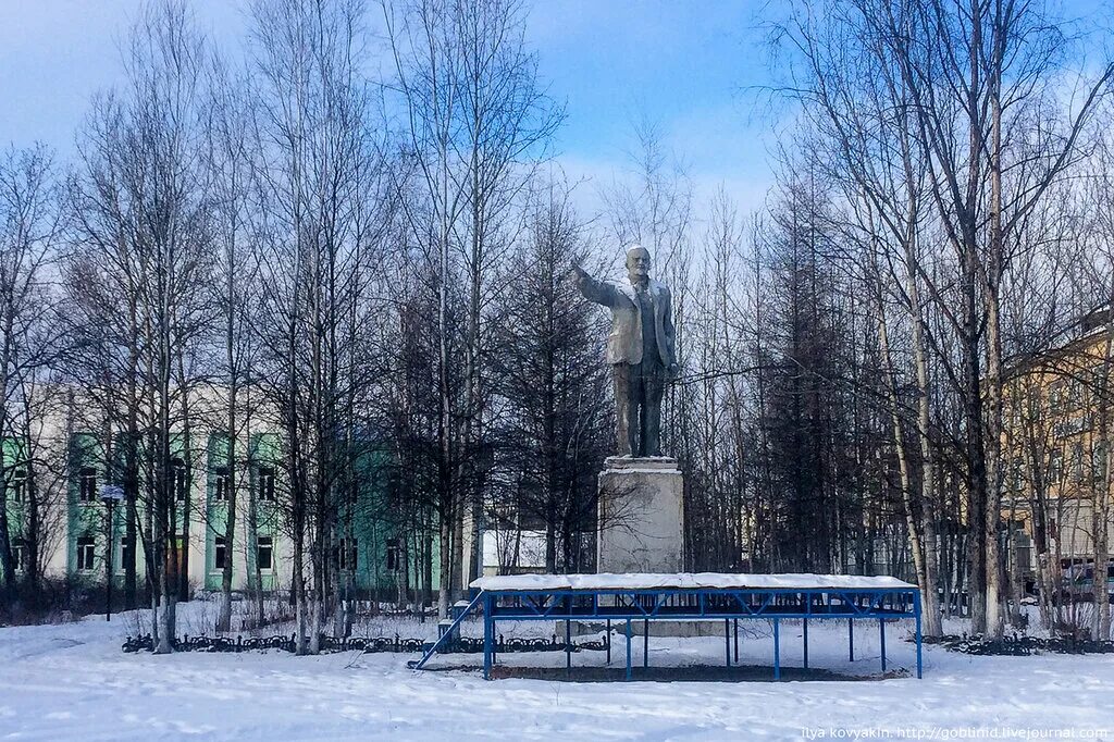 Типичный поселок. Пос Усть-Омчуг. Усть-Омчуг достопримечательности. Памятник Ленину Усть Омчуге. Усть-Омчуг Магаданской области.