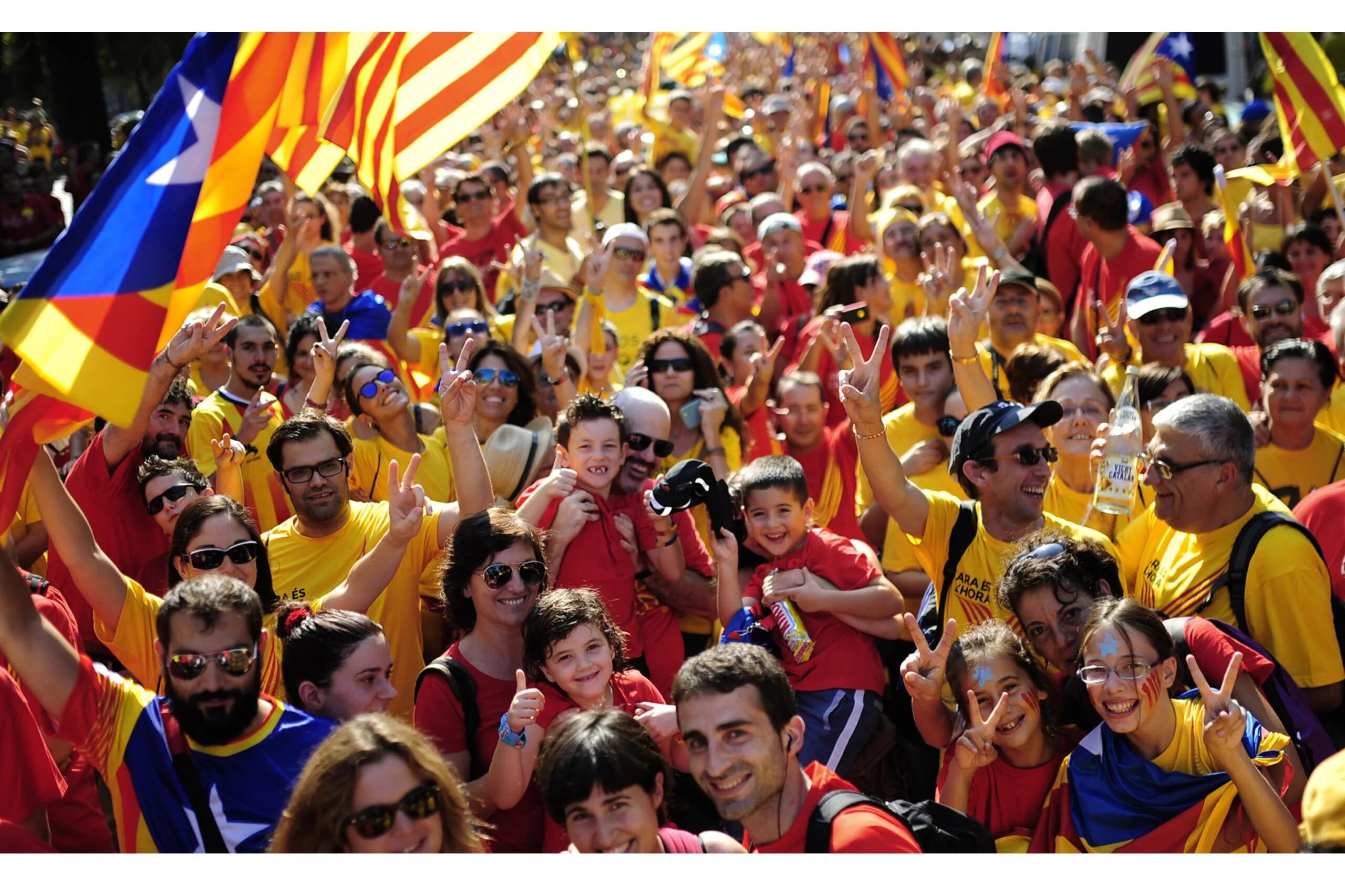 Народ испанцы. Народ испанцы. Испанские болельщики. Население испании. Народы испании.
