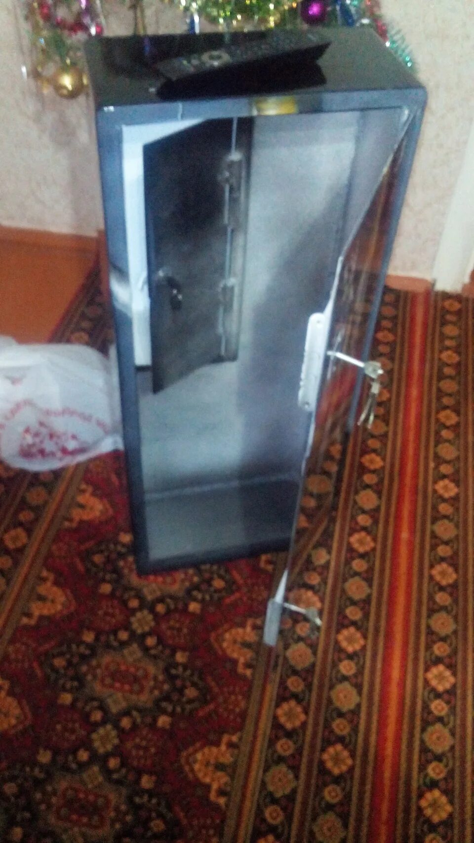 Сейф сделай сам. Самодельный оружейный сейф. сейф оружейный под кровать. сейф для ружья под кровать. сейф для оружия своими из металла руками.