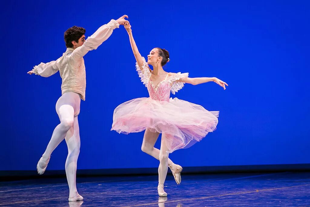 Артист балета балерун. Какой балет лучше. Николай остальцов балет. Какой балет лучше. Балет лебединое озеро танец маленьких лебедей.