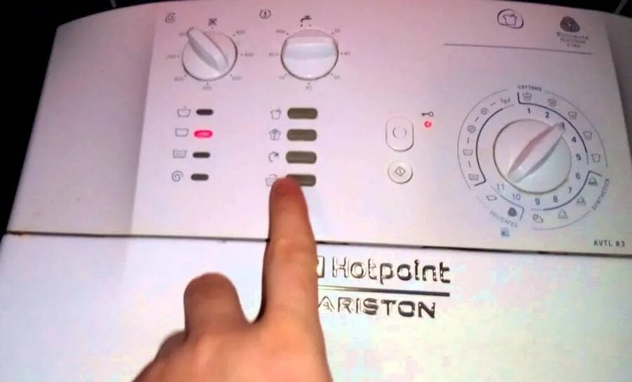 Hotpoint ariston неисправности. Стиральная машинка Аристон AVTL 83. Стиральная машина Hotpoint-Ariston AVTL 109. Стиральная машина Ariston AVTF 104 неисправности. Аристон машинка стиральная f125.