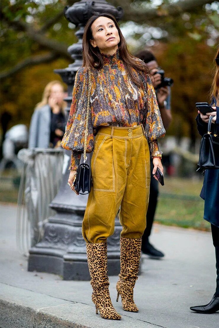 Штаны заправленные в ботинки. Заправленные в сапоги. Заправленные в сапоги. Широкие брюки заправленные в сапоги. Штаны заправленные в сапоги женские.