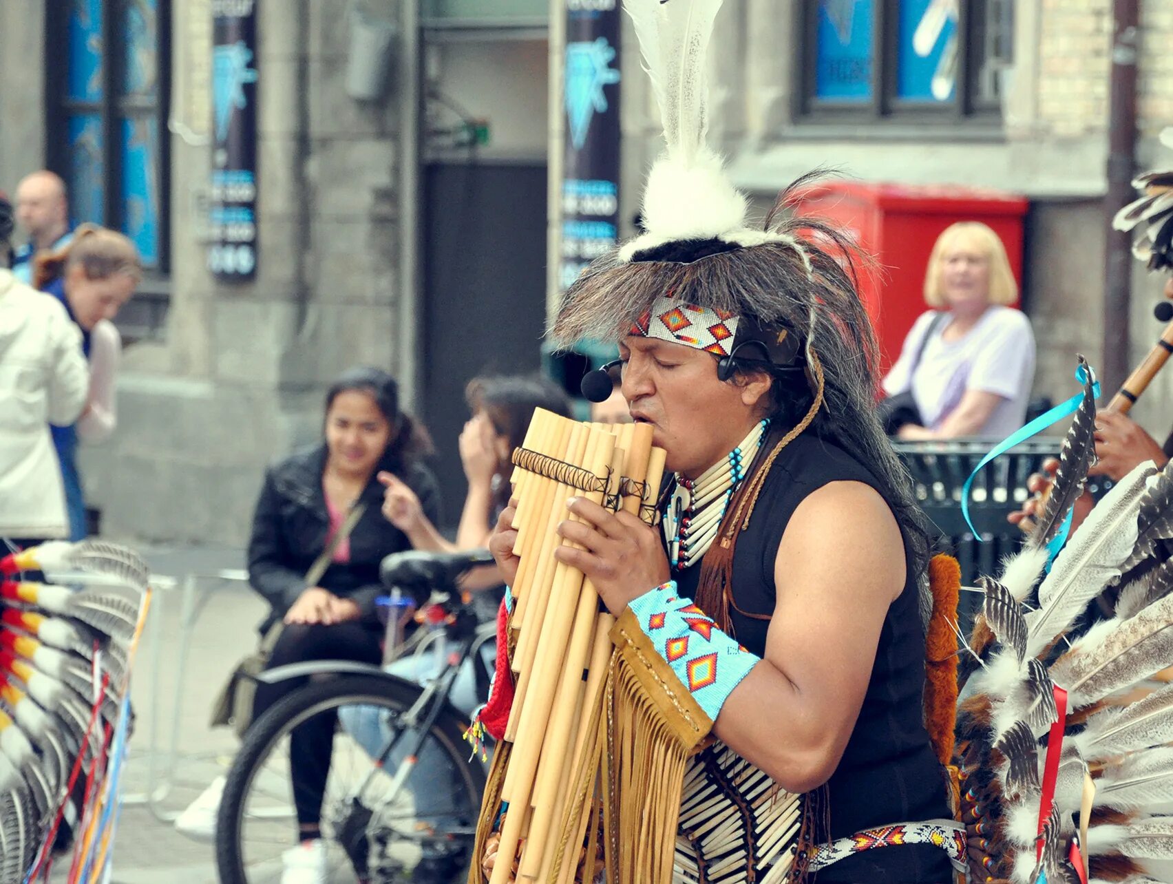 латиноамериканские индейцы музыка. музыкальные инструменты перуанских индейцев. музыка индейцев в современной обработке. инструмент лео рохас. красивые перуанцы индейцы.