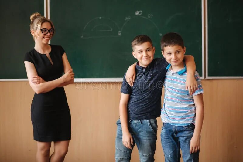 Школьники поцелуй. Учительница и старшеклассник. Стоят мальчик и учительница. Учительница и студент. Влюблен в учительницу.