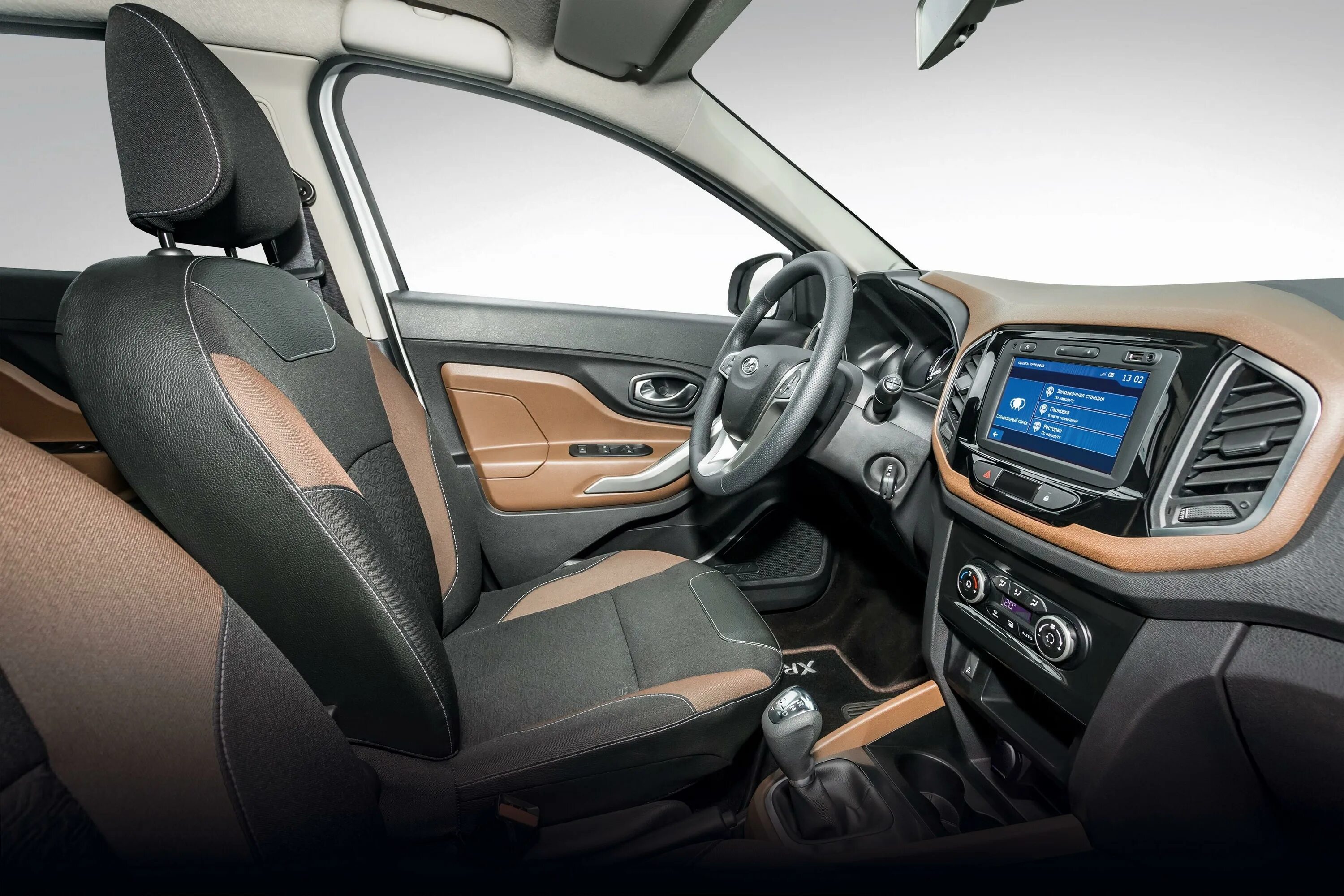 Lada Xray против Renault Sandero Stepway. Своя игра Автомобильный портал 5 Колес