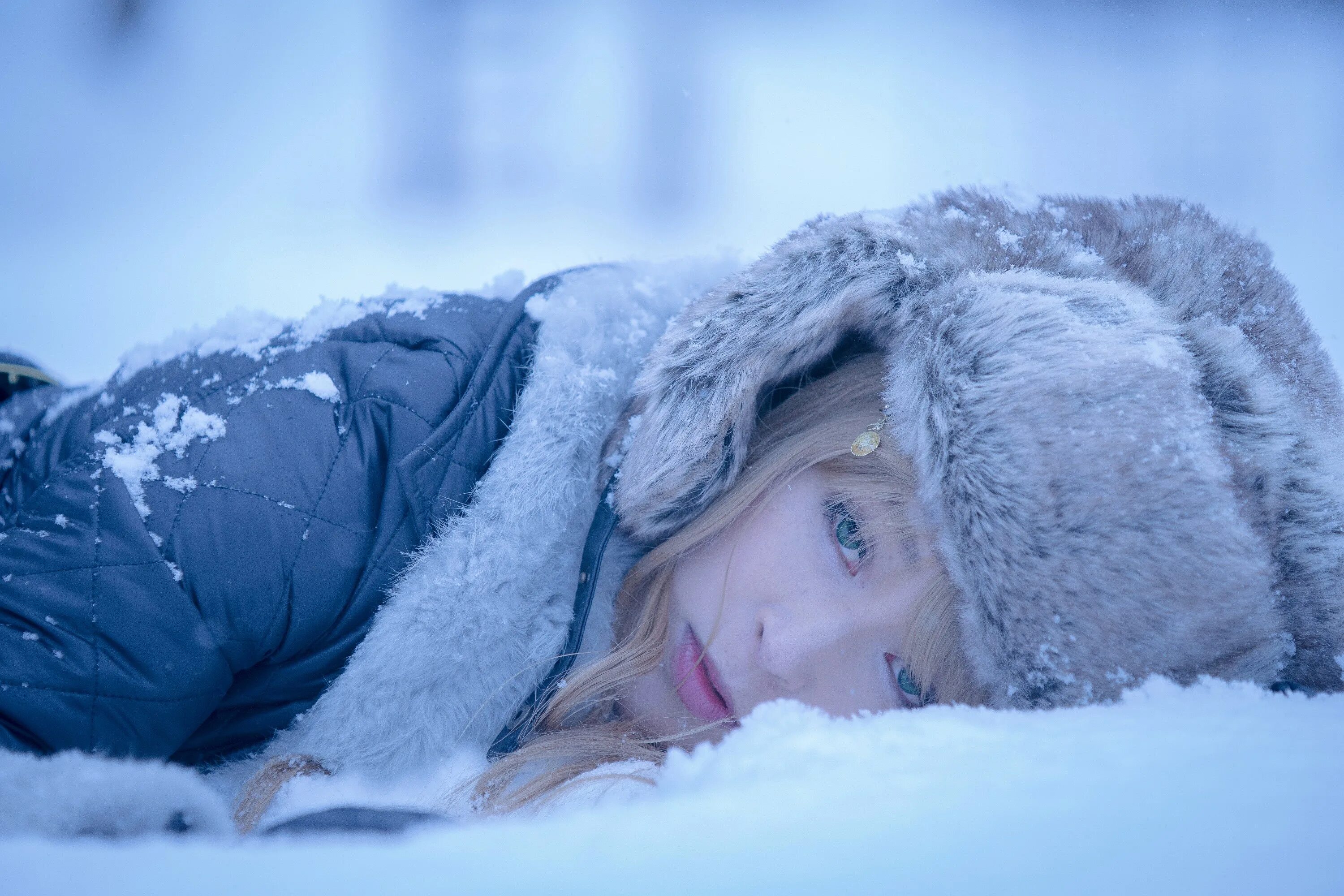 Совсем замерзла. Винтер Сноу. Девушка зима. Девушка в снегу. Девушка лежит на снегу.
