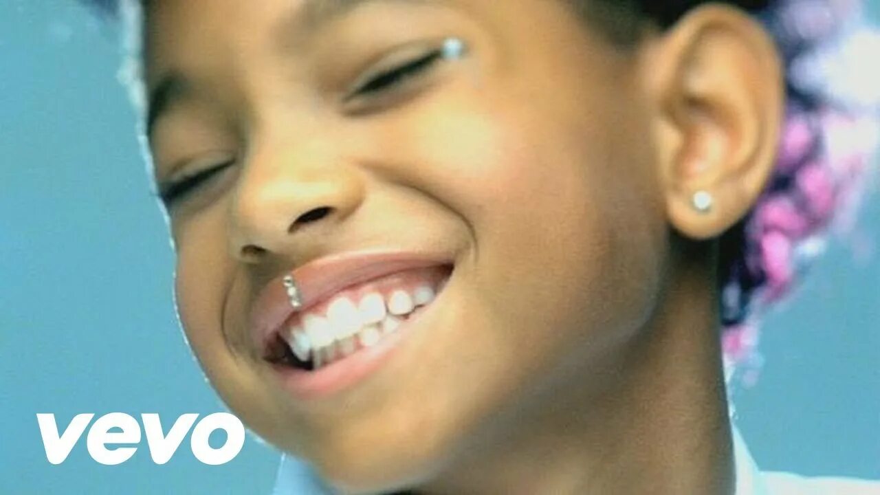 Whipping willow. Willow smith whip my hair. willow smith whip my. whip my hair willow. уиллоу смит клипы.