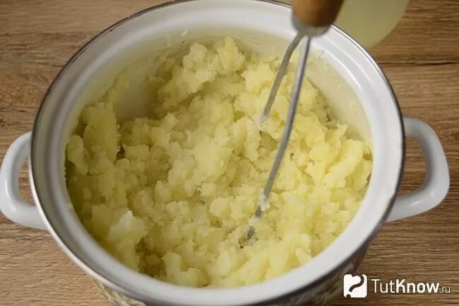 Как сделать пюре без. Воздушное пюре из картофеля. воздушное пюре с молоком. воздушное пюре из картофеля с молоком. потолочь картошку.