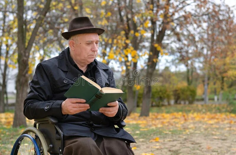 Каким то дряхлым инвалидом. Старики инвалиды. Пожилой в инвалидном кресле. Пожилые с ограниченными возможностями. Дедушка инвалид.
