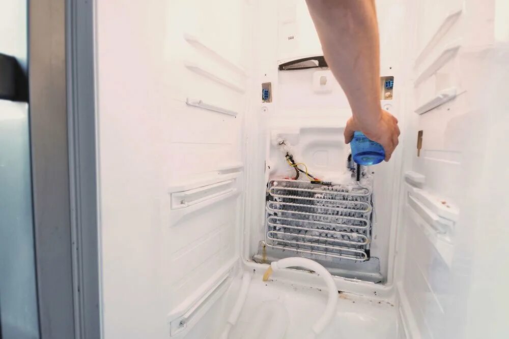 Проблемы холодильником индезит. Морозильная камера Индезит ноу Фрост фреон. Дренажная трубка холодильника самсунг ноу Фрост. Сломанный холодильник. Морозильная камера сломалась.