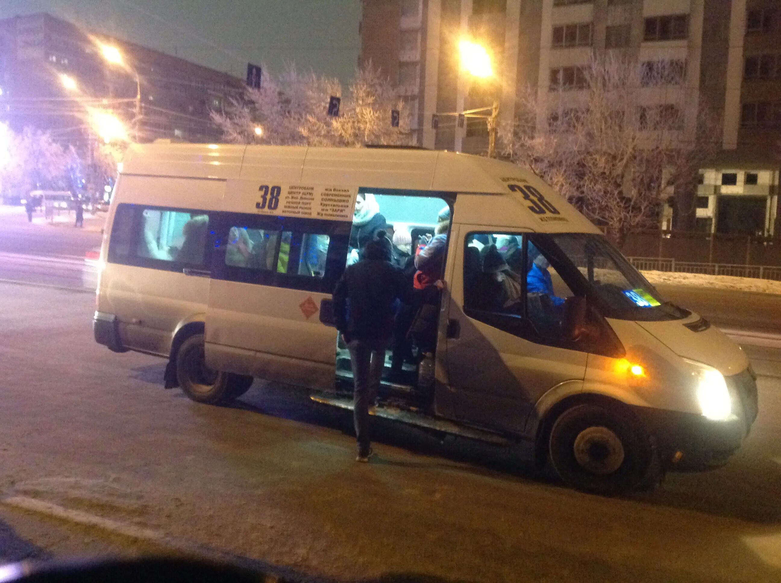 Как будут ходить автобусы в новогоднюю ночь. Маршрутка ночью. микроавтобус ночью. общественный транспорт ульяновск. автобусы ульяновск мэрия.
