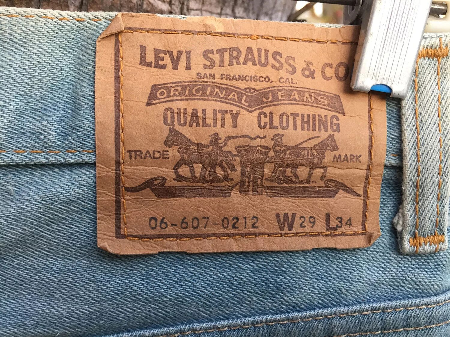 Бирка левайс на джинсах. Левайс лейбл левайс. Джинсы Левис страус. Levi's Jeans Label. Под лейблом