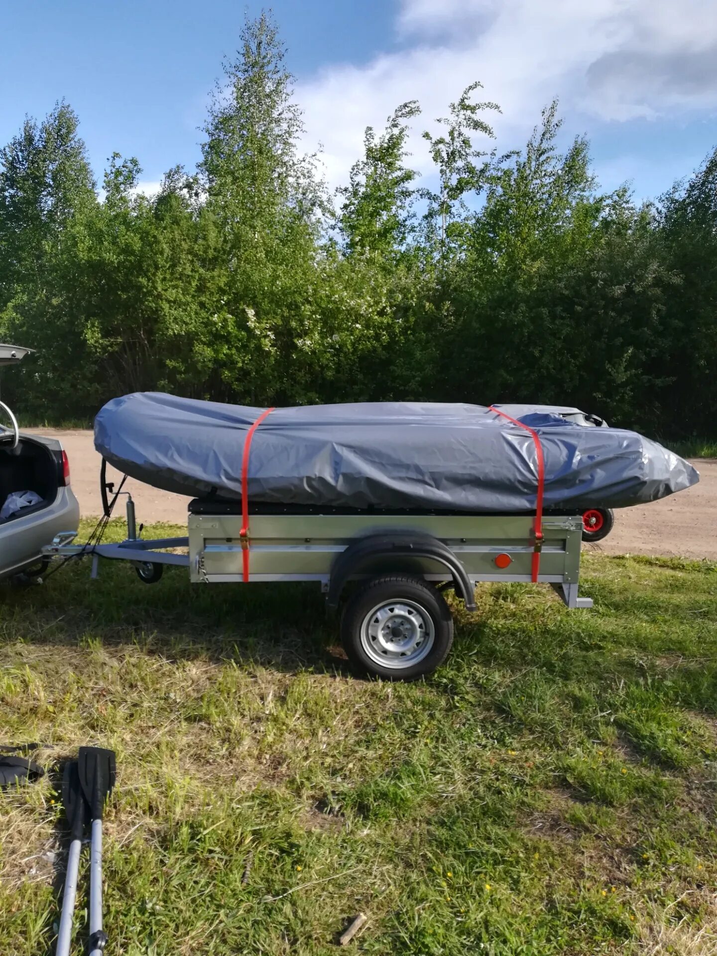 Прицеп вектор 81015с с лодкой. Прицеп для лодки ПВХ. Прицеп для надувной лодки. Прицеп под лодку ПВХ. Прицеп для перевозки лодки пвх