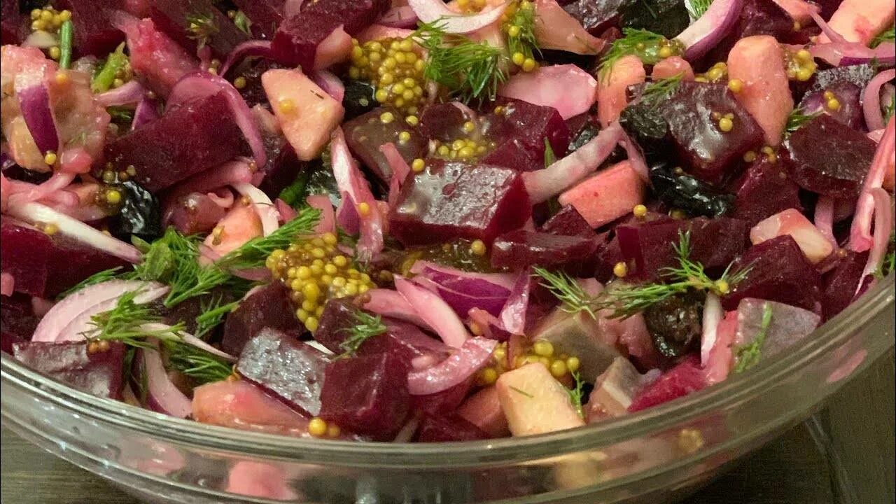 Салат виолетта со свеклой. Винегрет с сельдью. Салат свекла с селедкой и горошком. Салат из свеклы с селедкой и горошком. Салат из свеклы с селедкой и горошком.