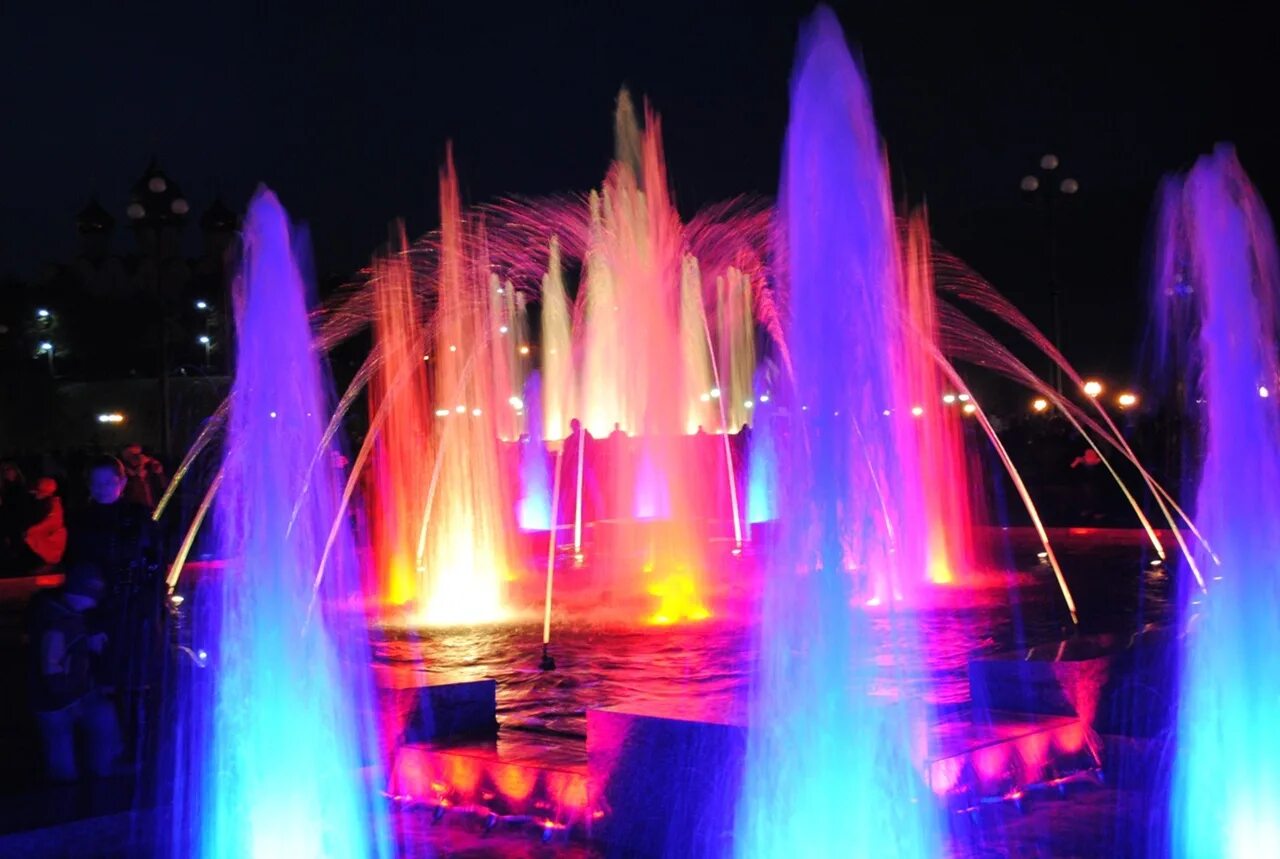 Поющие фонтаны время работы. Светомузыкальный фонтан Сочи. Светомузыкальный фонтан в Адлере. Олимпийский фонтан Сочи. Поющие фонтаны в Адлере Сочи парк.