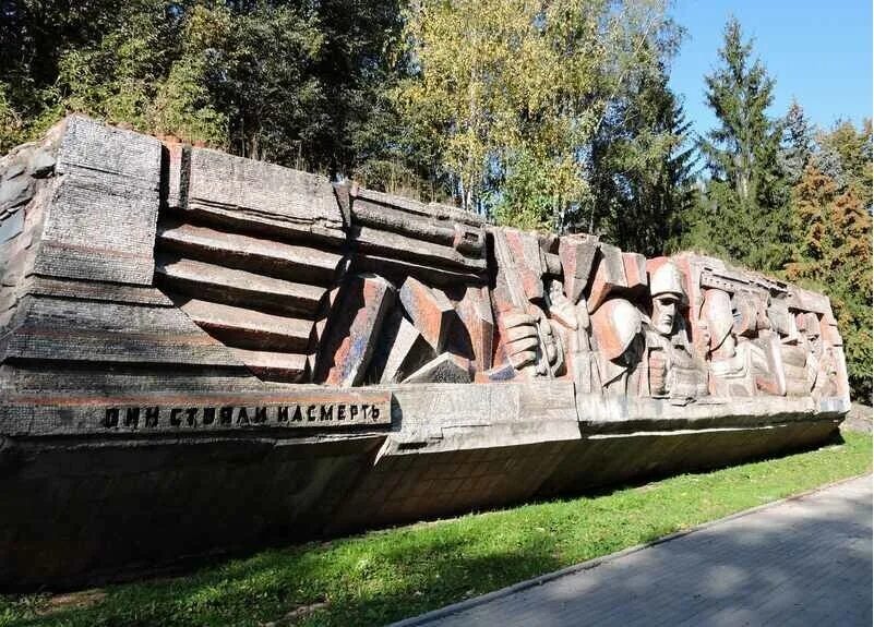 Наро фоминск самолет. Наро-Фоминск мемориальный комплекс. Наро Фоминск мемориал. Памятник Наро-Фоминска мемориальный комплекс. Наро Фоминск памятники ВОВ.