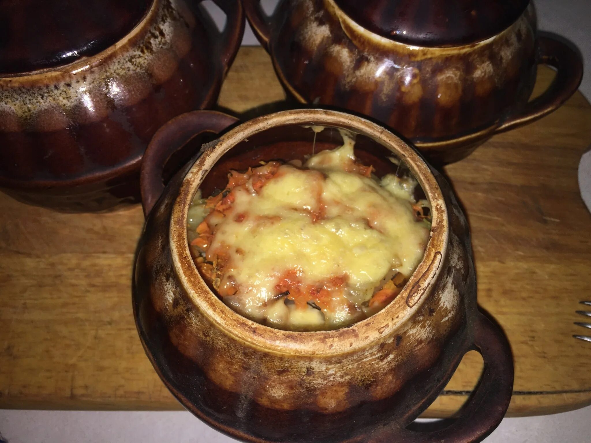 Горшочки в духовке с мясом и картошкой и грибами. Мясо с овощами в горшочках. Жаркое в горшочке с индейкой. Жаркое в горшочках с мясом. Чанахи в горшке.