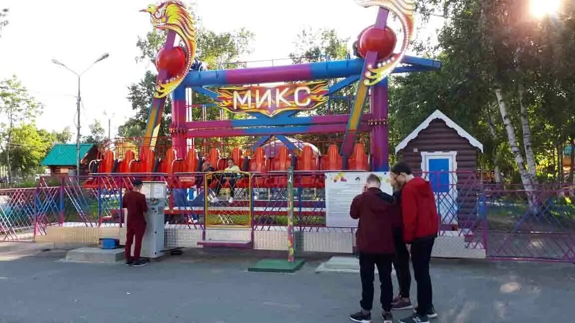 Аттракционы в южно сахалинске парк гагарина. Аттракционы в парке гагарина южно сахалинск. Парк гагарина южно-сахалинск аттракционы. Аттракционы в южно сахалинске парк гагарина. Парк аттракционов южно сахалинск.