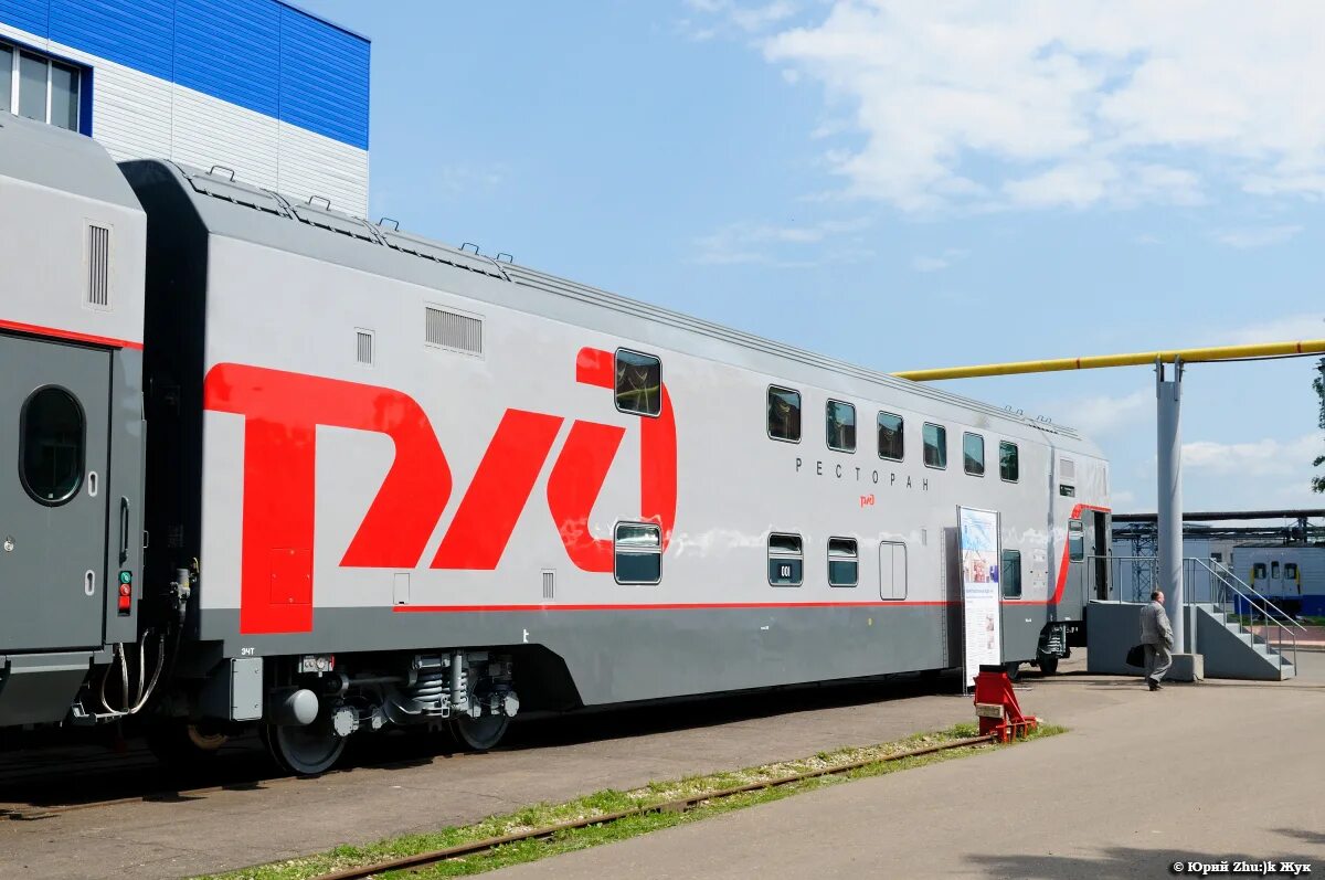 2х этажный поезд ржд купе. двухэтажный вагон ржд. двухэтажный вагон ржд. двухэтажные вагоны тверского вагоностроительного завода. вагон твз 61-4465.