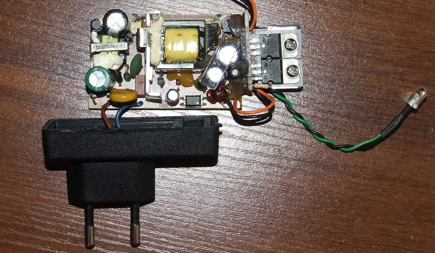 Сломалось гнездо зарядки на наушниках. Зарядка nokia ac 11e схема. Плата китайской зарядки мобильника. Remont samsung gt 2121 зарядное питания. Ремонт зарядки телефона своими руками.