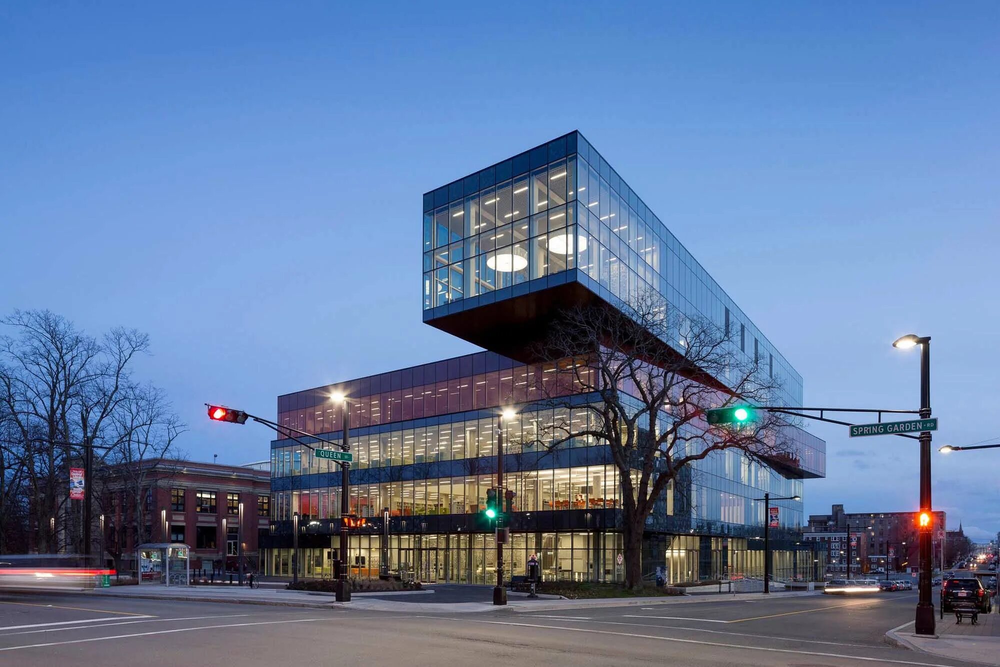 Platform library. Центральная библиотека Галифакса Канада. Библиотека здание. Библиотека со стеклянными фасадами. Платформенная библиотека архитектура.
