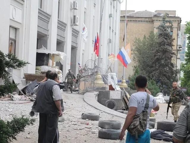 Июнь 2014 луганск. Обстрел луганска 2 июня 2014. обстрел администрации луганск 2014. бомбардировки луганска в 2 июня 2014 года.
