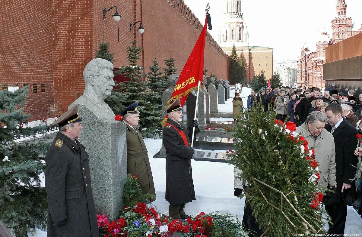 Могила Фрунзе у кремлевской стены. Некрополь у кремлёвской стены. Некрополь у кремлёвской стены, Москва, красная площадь. Некрополь у Кремля могилы Москва.