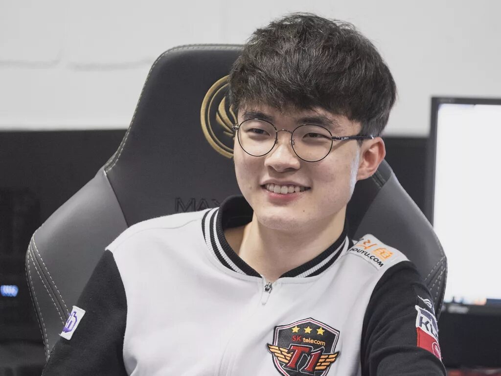 Faker php. Ли «faker» сан хек. фейкер лол. faker лига легенд. ли сан хёк корейский спортсмен.