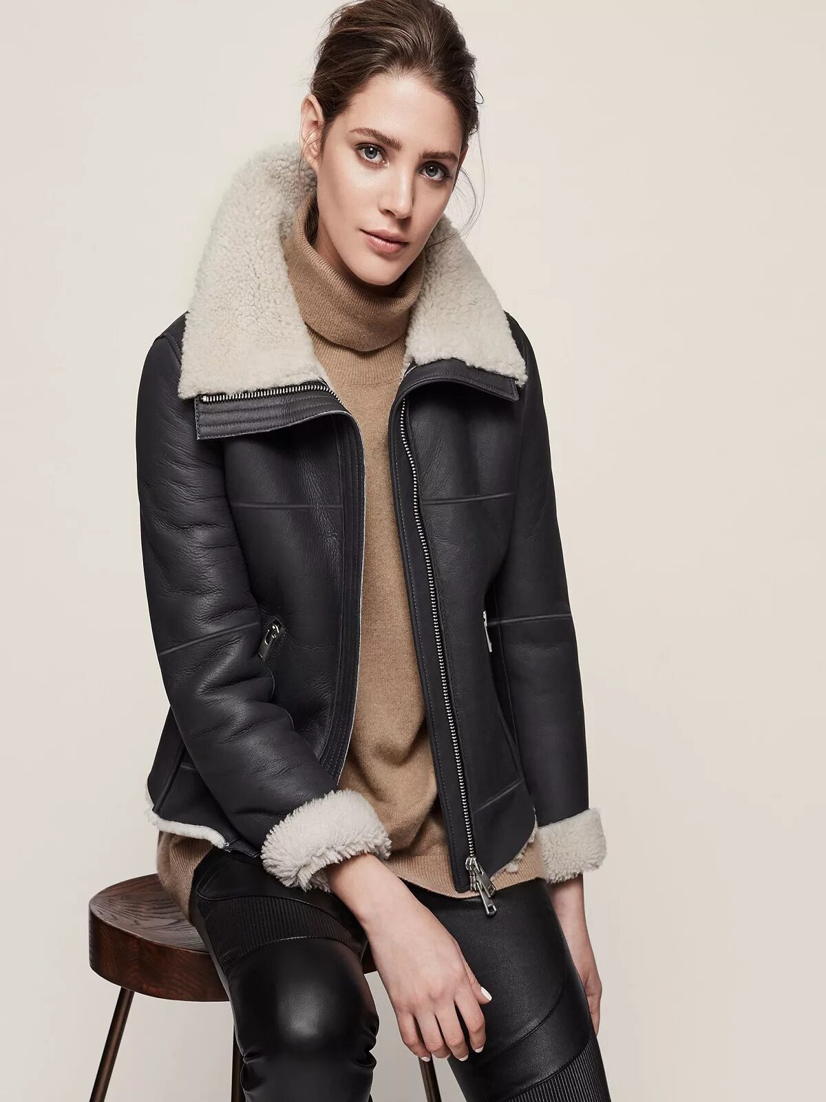 С чем носить куртку авиатор женскую. Дублёнка женская 2025 бершка. aviator jacket shearling vanilla женская. куртка авиатор инсити. дубленка авиатор женская 2025.