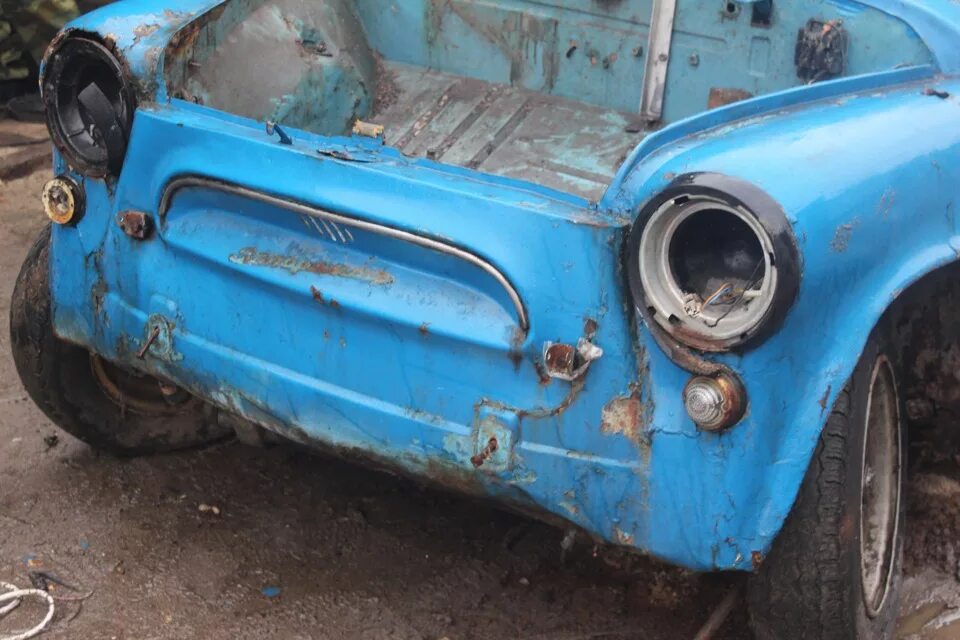 Разборка заз. Бензобак заз-965. заз 965 багажник. заз 965 под капотом. запорожец в разборе.