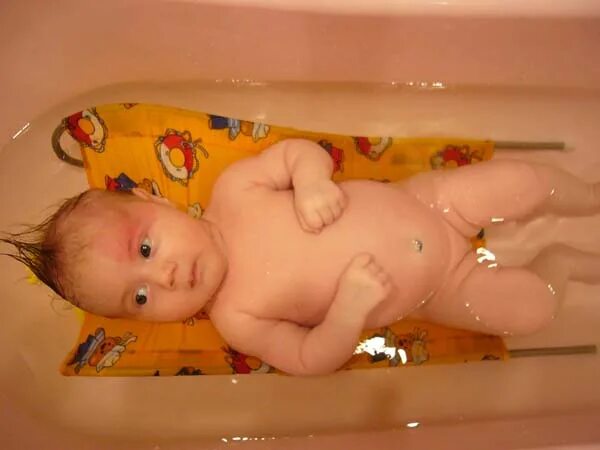Дочка моется в ванне. Дочка купается в ванной. Дочка маленькая купается. Купаю дочь. Дочурка купается.