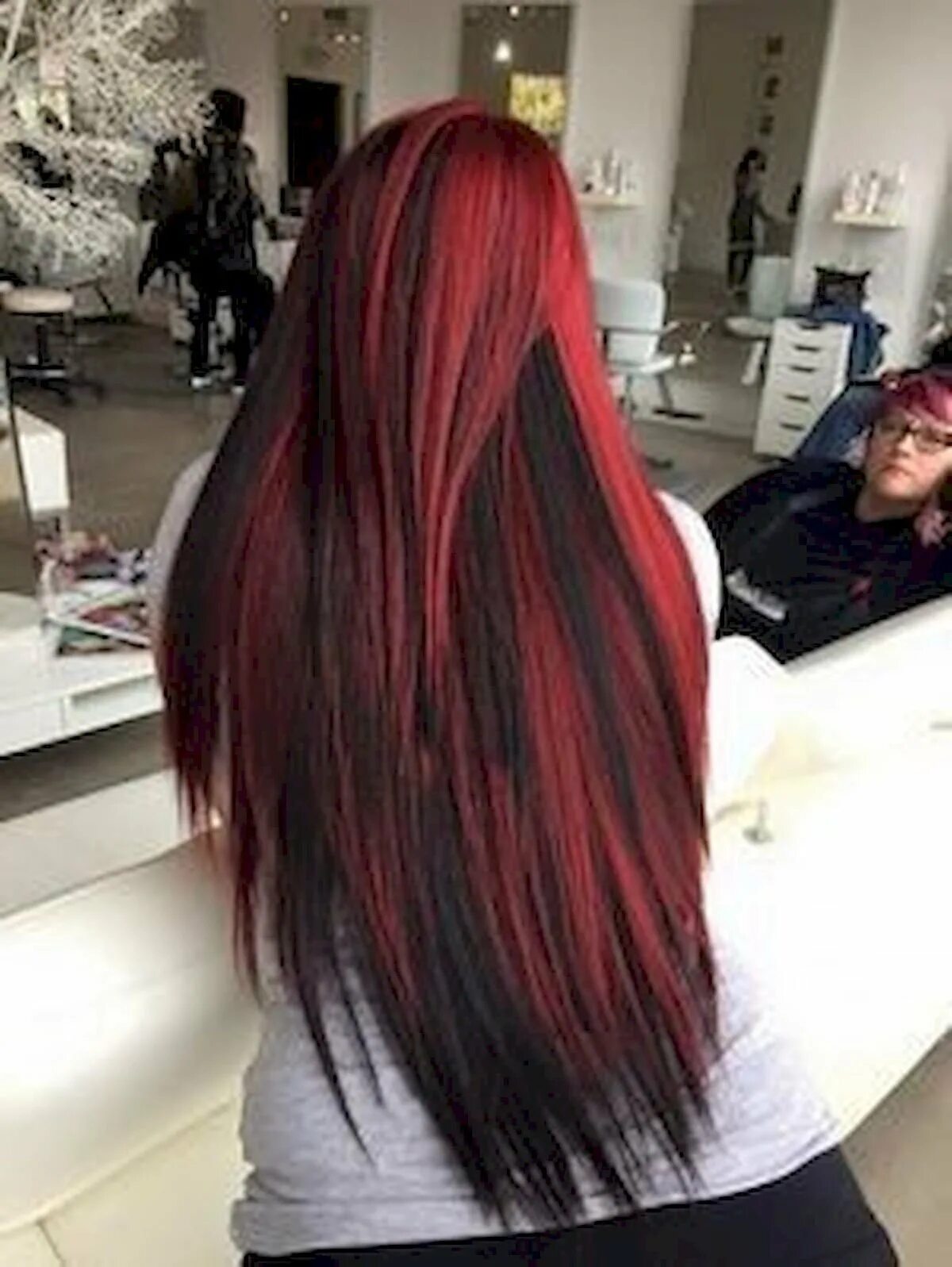 Черно красные волосы длинные. Мелирование с красными прядями. Красное мелирование на черные волосы. Мелирование красным цветом. Красное мелирование на темные волосы.