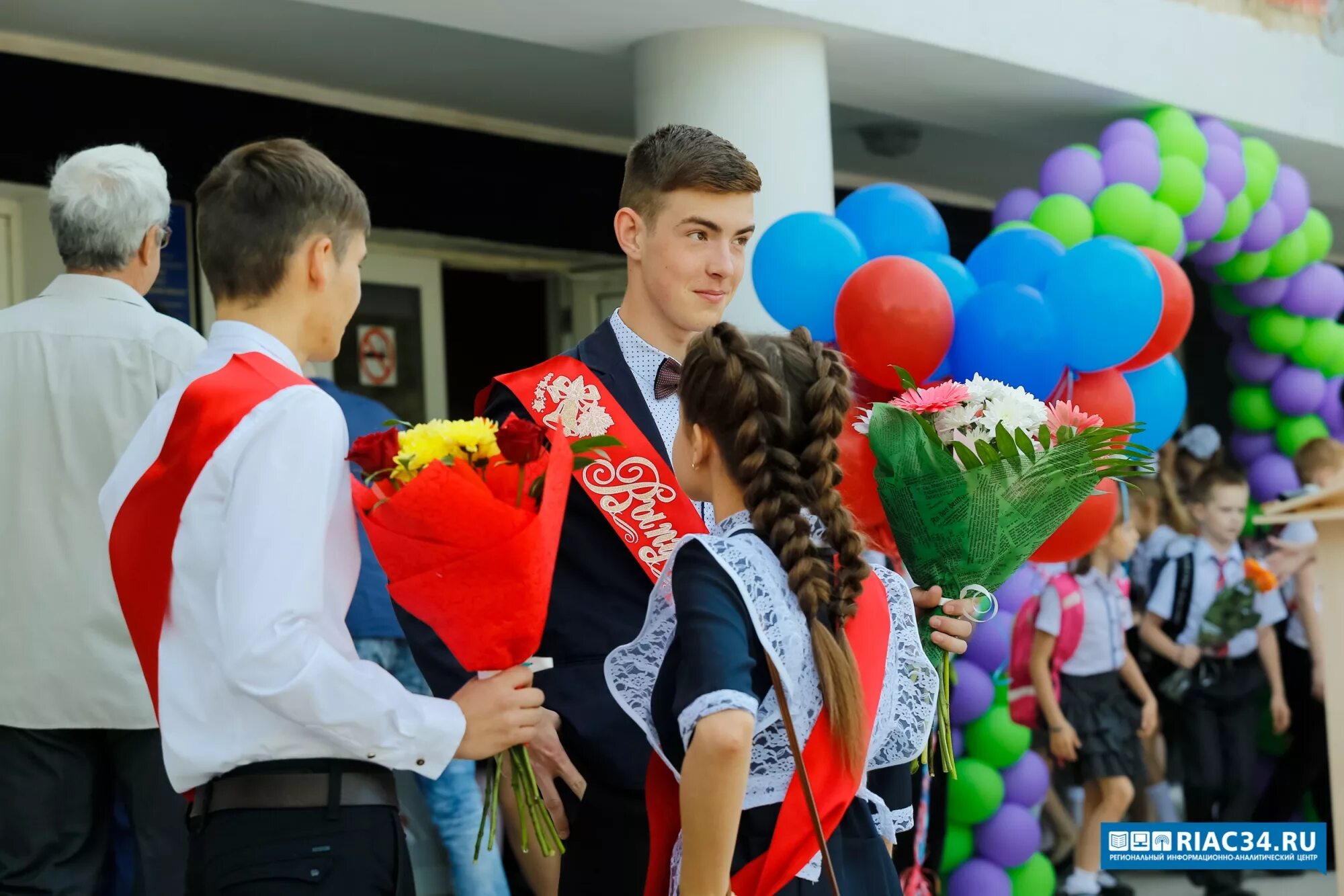 Девятиклассники и одиннадцатиклассники. Одиннадцатиклассники выпускной. Фото одиннадцатиклассников. Выпускники нулевых. Фото красивых одиннадцатиклассников.