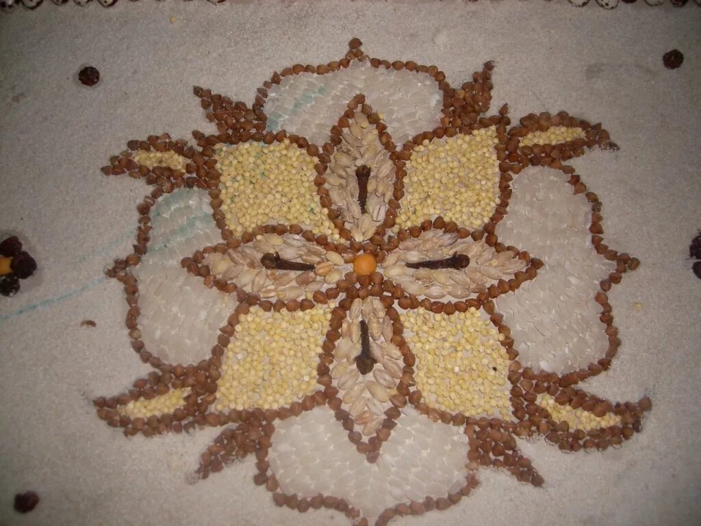 Картины из крупы. Картины из крупы своими руками. панно из круп цветы. орнамент из крупы. мозаики из круп красивые.